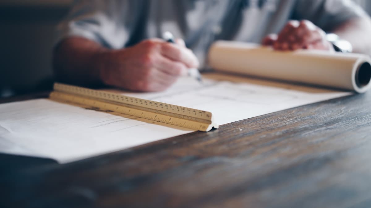 Bouwtekening met liniaal op een werktafel